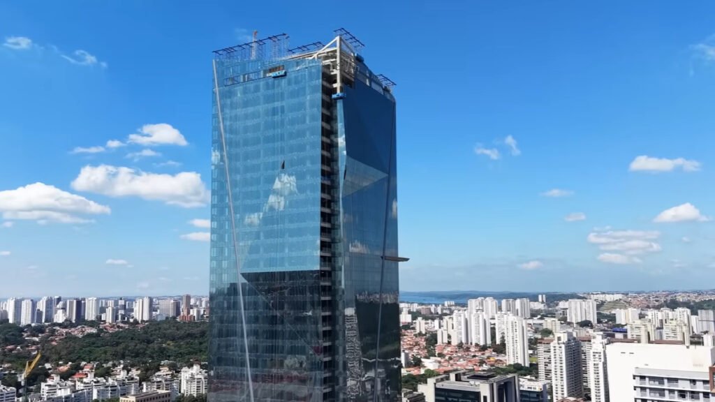 Esse prédio comercial é o mais alto da América Latina e fica na capital paulista