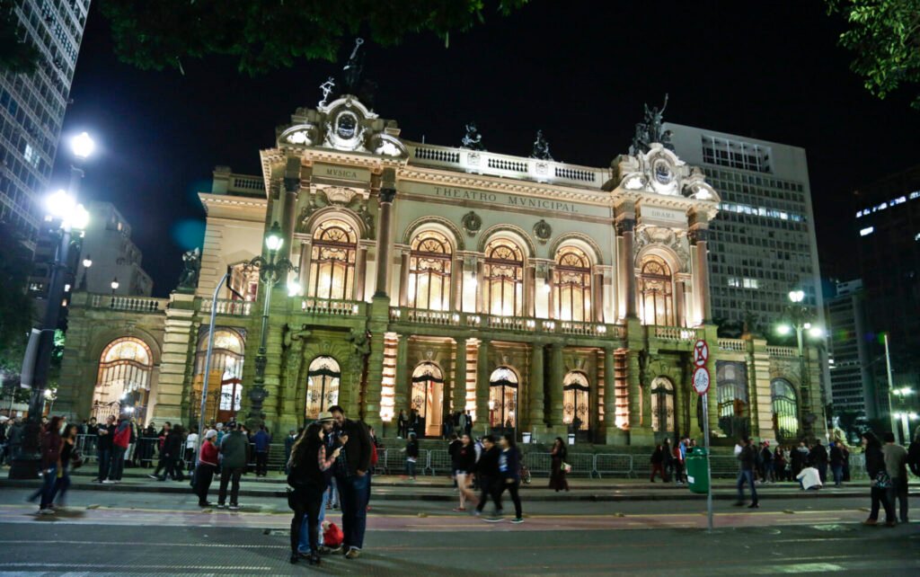 Centro Histórico de São Paulo ganha passeio noturno pelo programa Vai de Roteiro.